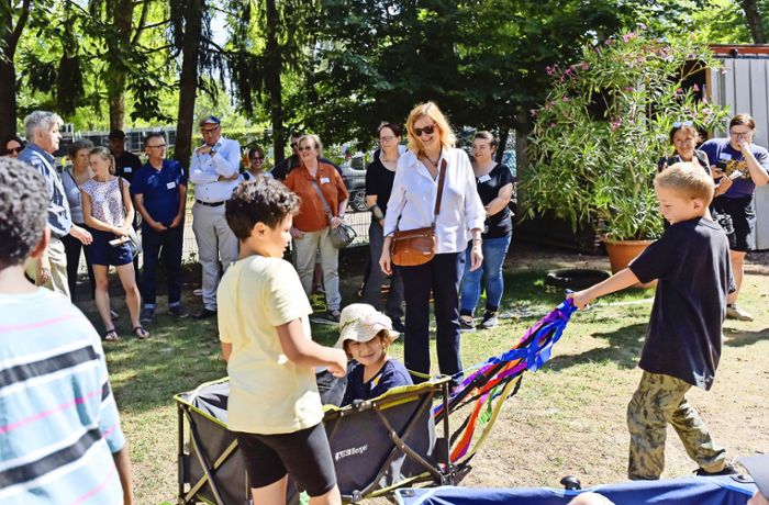 Waldheime in Stuttgart: Die  Bürgermeisterin bringt Geschenke