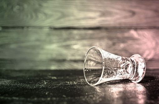 Genussfeindlich oder freudvoller Verzicht:  wenn das Schnapsglas nicht halb voll oder halb leer ist, sondern prinzipiell leer bleibt. Foto: Adobe Stock/Pixel-Shot