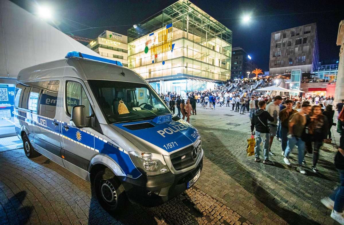 Video von Schlägerei am Stuttgarter Schlossplatz: Das rät die Polizei Zeugen einer Prügelei