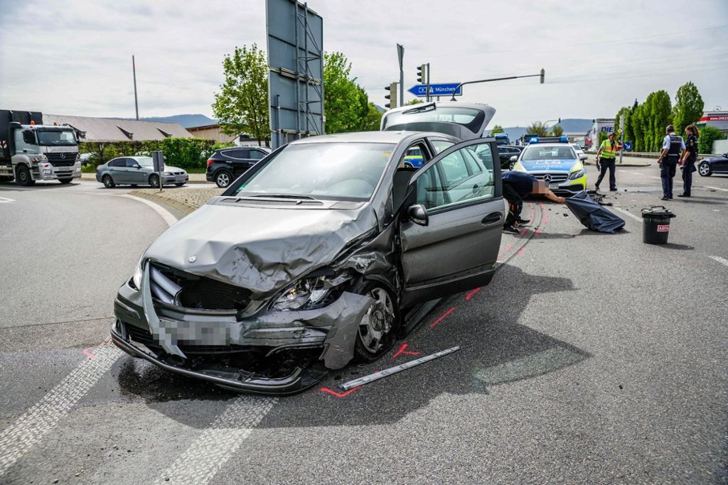 23.04.2019 Bei einem Unfall auf der B465 bei Kirchheim gab es mehrere Verletzte.