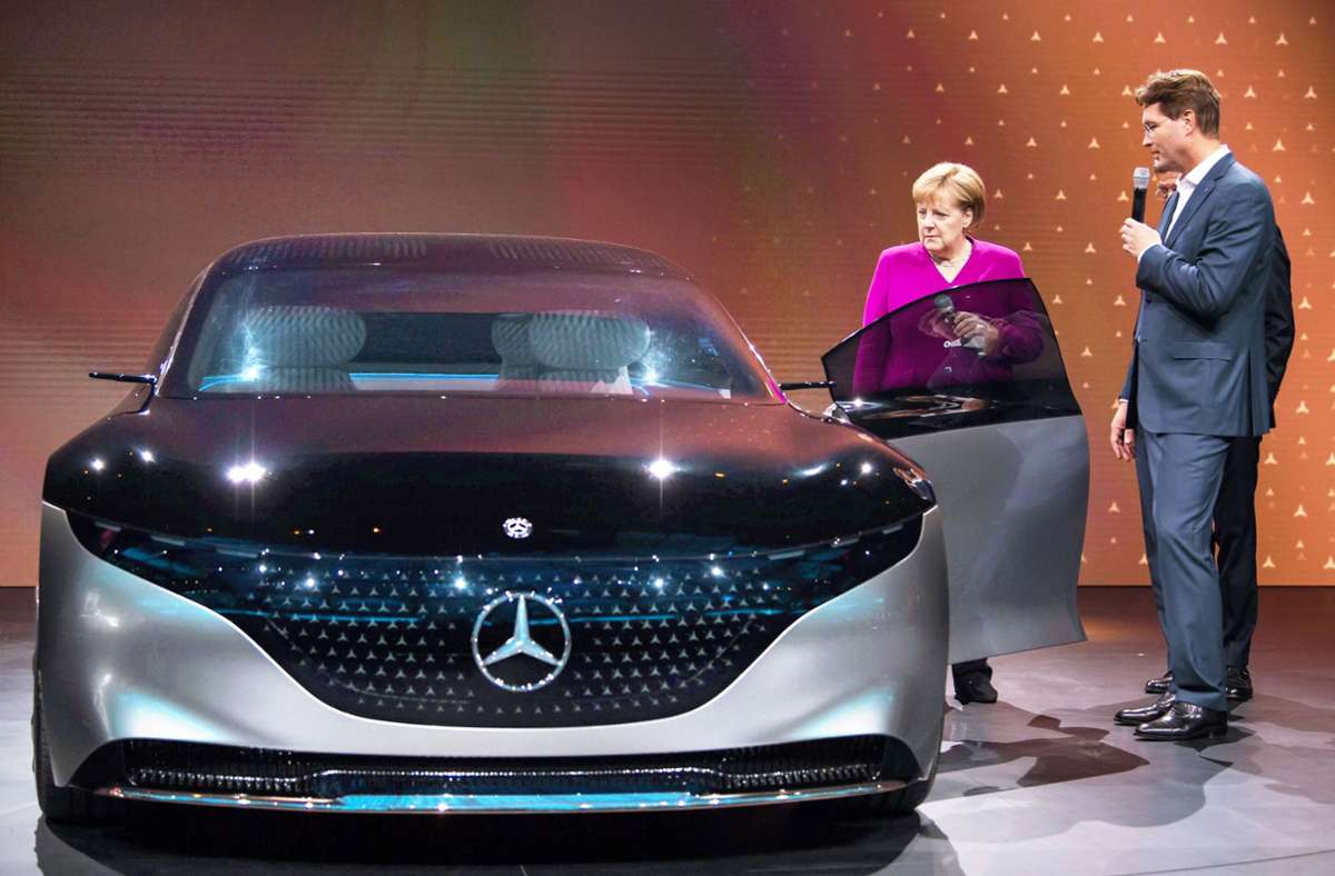 Auf der   Frankfurter Automesse IAA ließ sich  Kanzlerin   Angela Merkel  2019 von Daimler-Chef   Ola Källenius die Elektro-Studie Vision EQS erläutern.