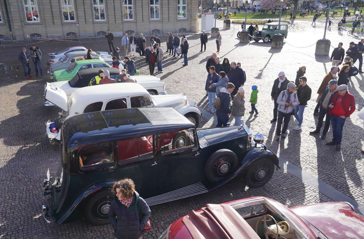 Viele Menschen kamen vorbei, um sich die Autos anzusehen. Foto: Andreas Rosar/Fotoagentur-Stuttgart