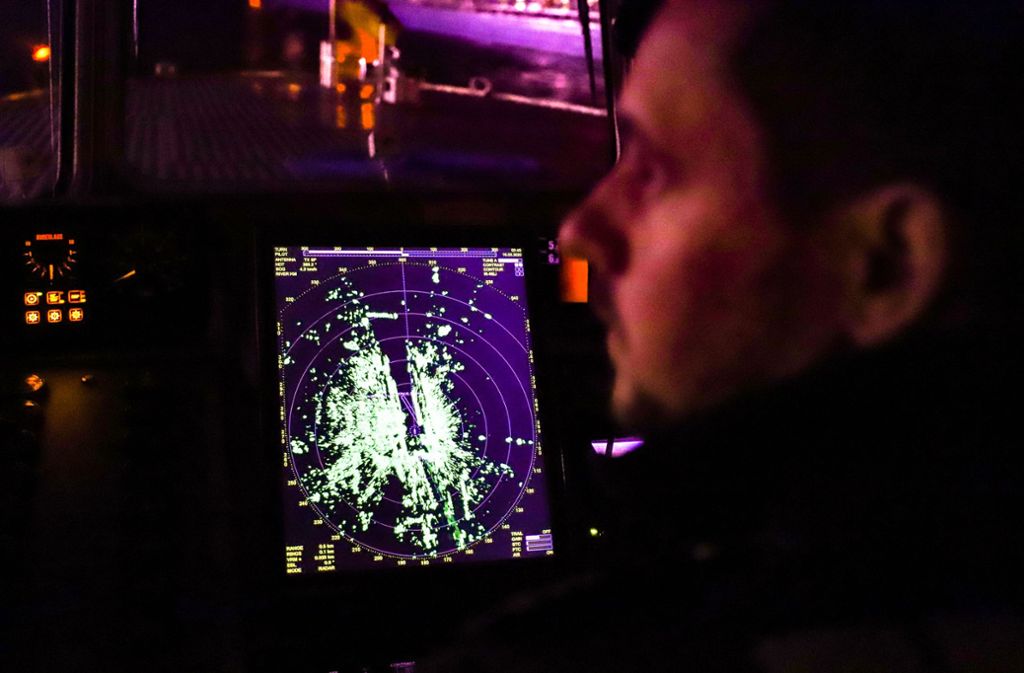 Schwere Polizeiboote sind für Fahrten bei schlechter Sicht mit einem zweiten Radarbildschirm ausgestattet. Diesen bedient bei einer nächtlichen Streifenfahrt im Karlsruher Ölhafen Polizeikommissar Jörn Kröneck.