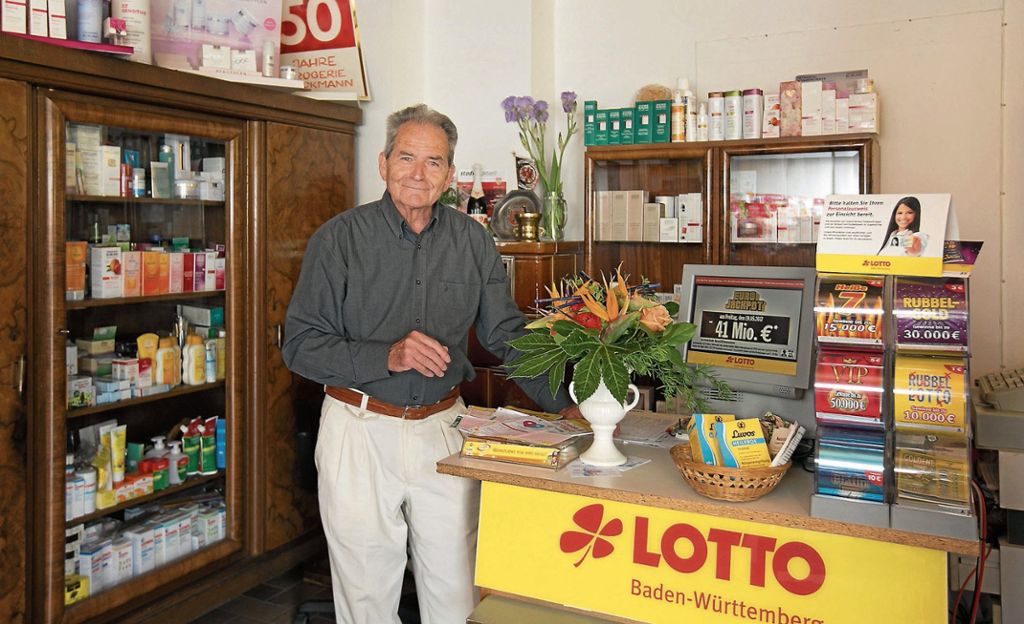 HOCHDORF: Drogist Dieter Speckmann denkt mit 80 noch nicht ans Aufhören - Seit 47 Jahren führt er die Toto-Lotto-Stelle: Das Geschäft für Glück und Gesundheit