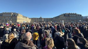 Erneut mehrere Tausend Menschen auf dem Schlossplatz