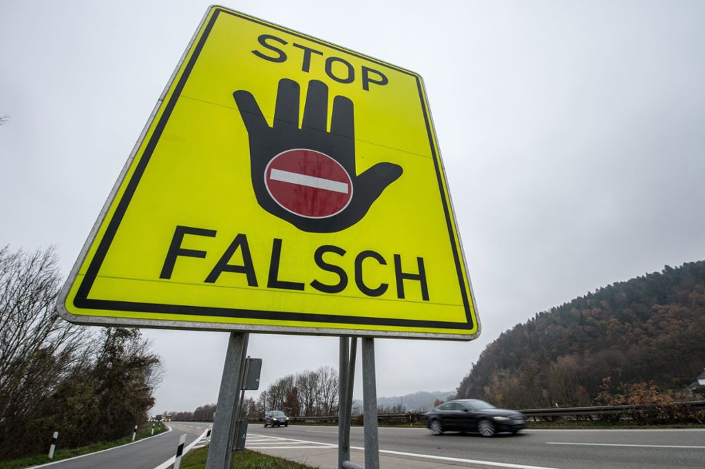 Das Polizeirevier Nürtingen sucht Zeugen zu dem Vorfall: Wernau/Plochingen: Geisterfahrerin auf der B10