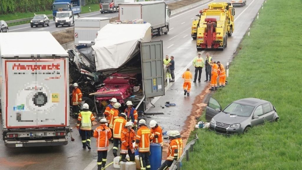Zwei Verletzte und 170.000 Euro Schaden bei Lkw-Crash: Schwerer Unfall auf der A 81 bei Zuffenhausen