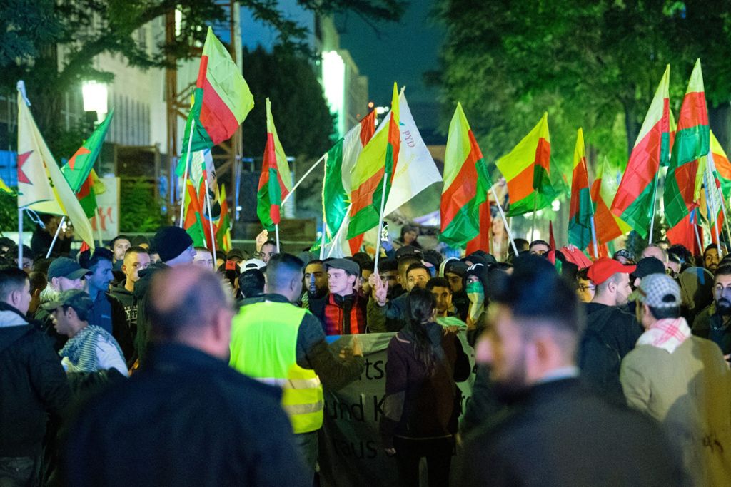 Sturmhauben und Klappmesser beschlagnahmt: Kurden demonstrieren in Stuttgart und Mannheim