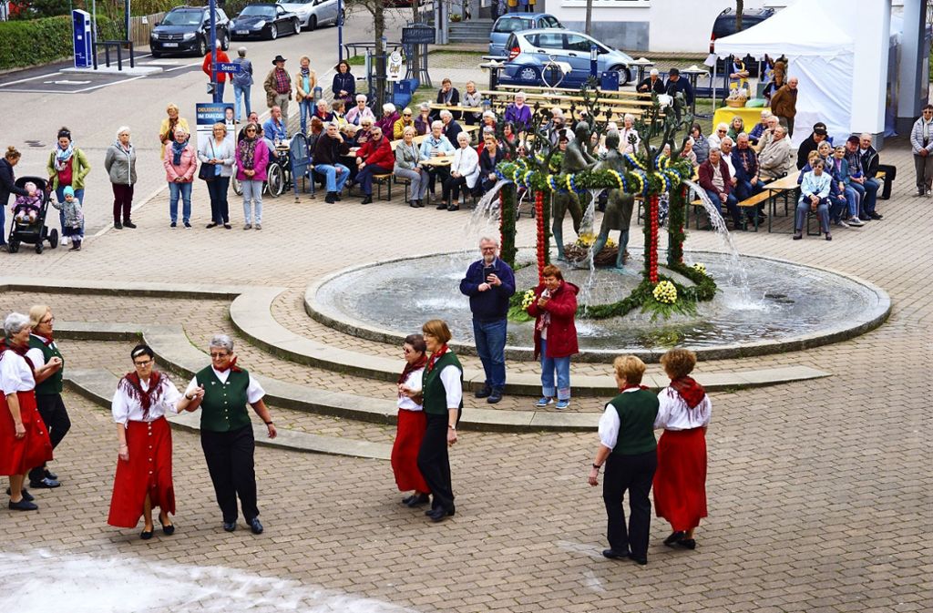 Landfrauen weihen den geschmückten Osterbrunnen auf dem Rathausplatz mit einem Fest ein: Aichwald: Osterbrunnen ist geschmückt