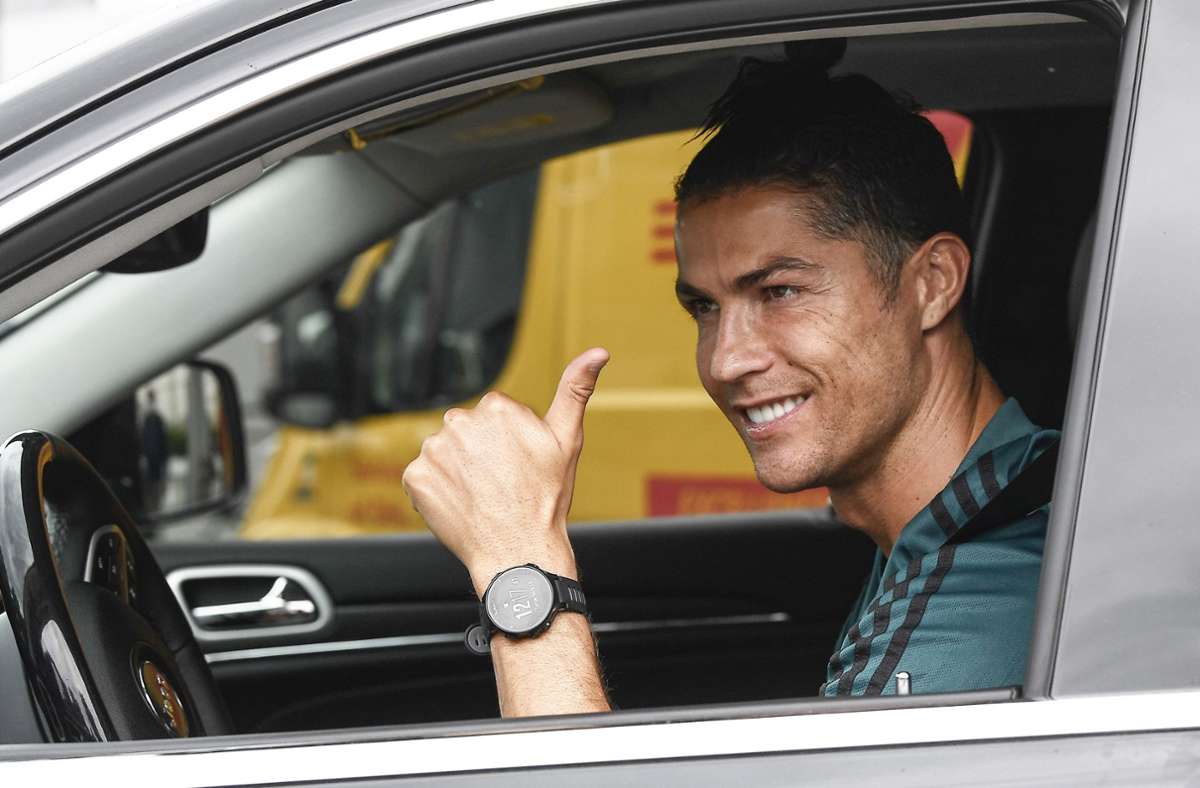 Cristiano Ronaldo am Steuer eines seiner Autos – den teuren Bugatti hat nicht der Fußballstar geschrottet.