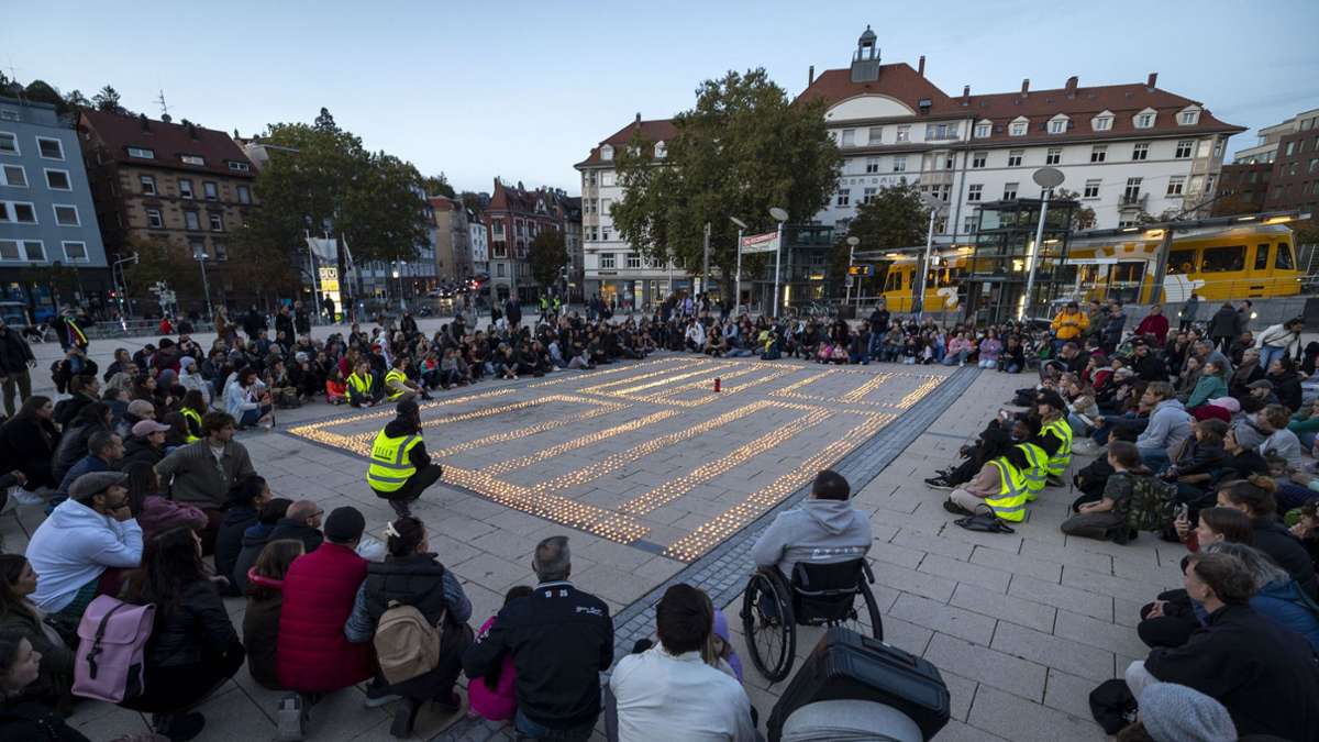 Stilles Gedenken in Stuttgart: Kerzenmeer auf dem  Marienplatz