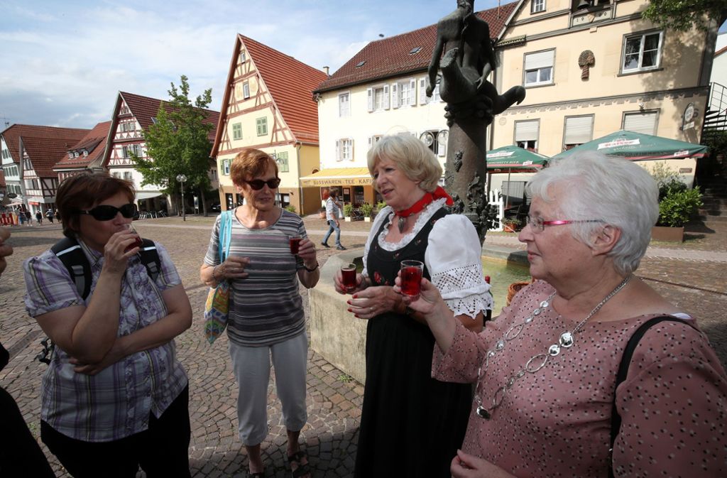 Gerti Münker führt die Gäste ihrer historischen Wengertertour in eine traubenreiche Vergangenheit: Dem Hansenwein auf der Spur