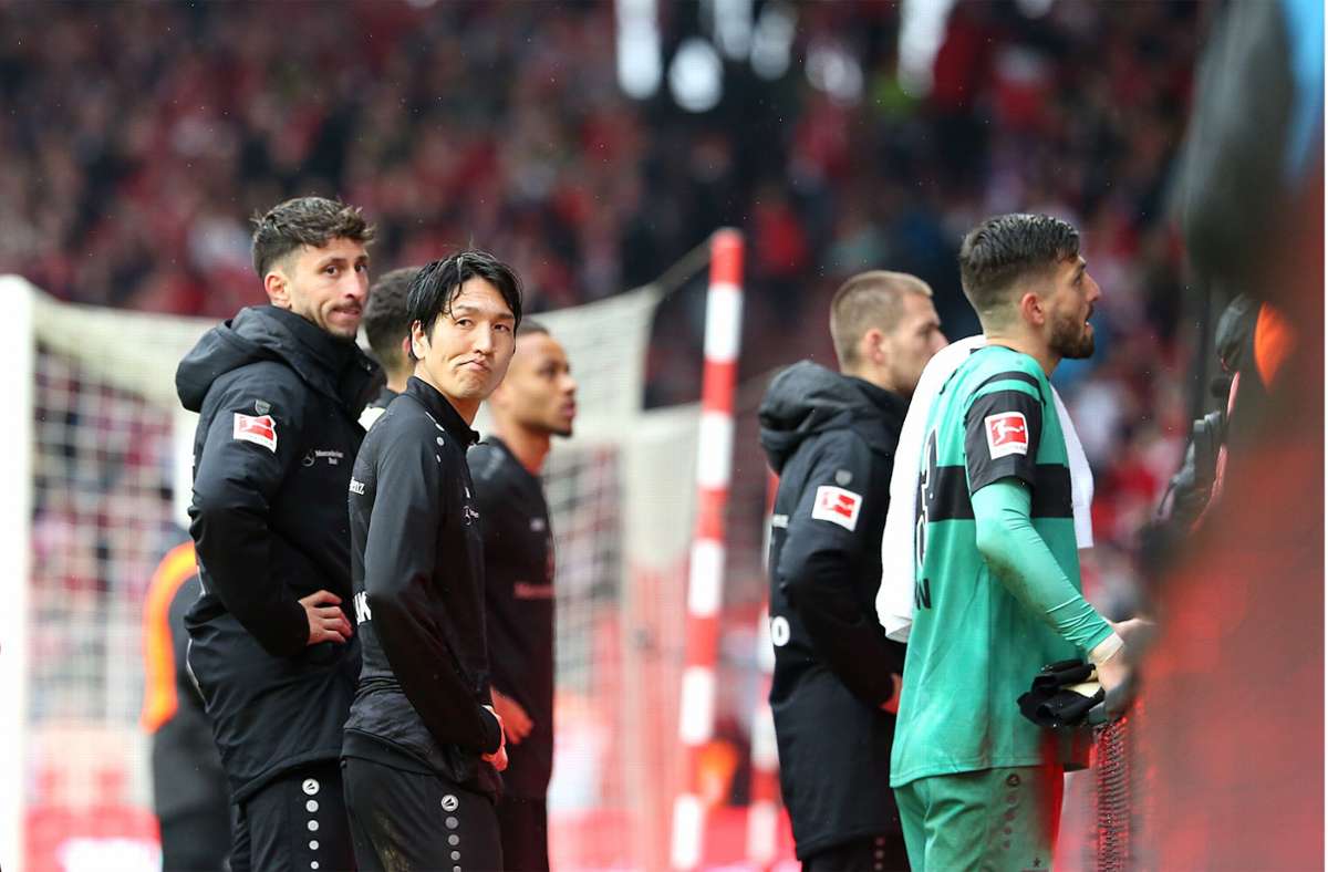 Traten nach der Pleite geschlossen vor die mitgereisten Fans: Die Spieler des VfB Stuttgart.