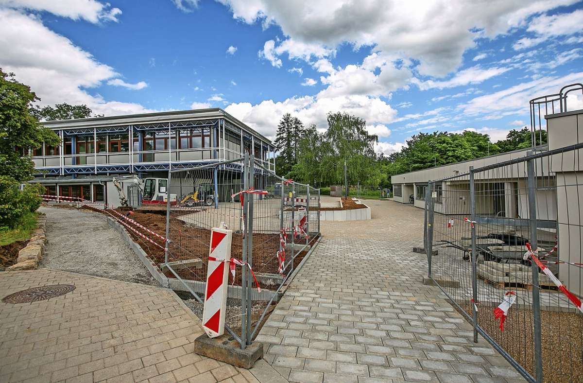 Derzeit werden noch die Außenanlagen im Rohräckerschulzentrum hergerichtet – dann sind die jahrelangen Umbauarbeiten endlich abgeschlossen. Foto: Roberto Bulgrin