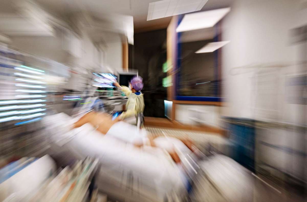 Intensivpfleger  in der Region Stuttgart  berichtet: Klinikalltag am Maximum – „Die konnten nicht mehr“