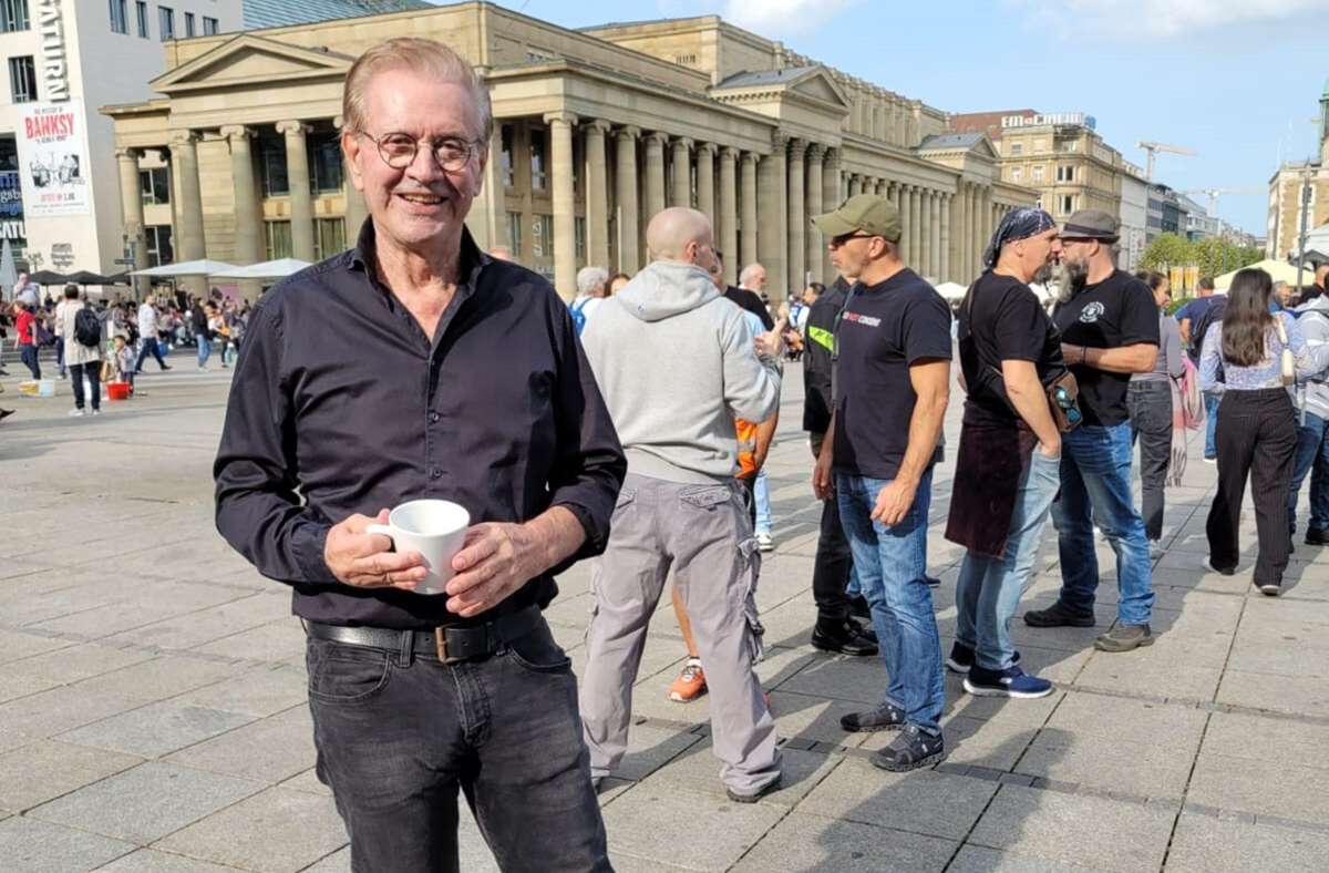 Jürgen Todenhöfer  sprach auf einer Protestaktion in Stuttgart