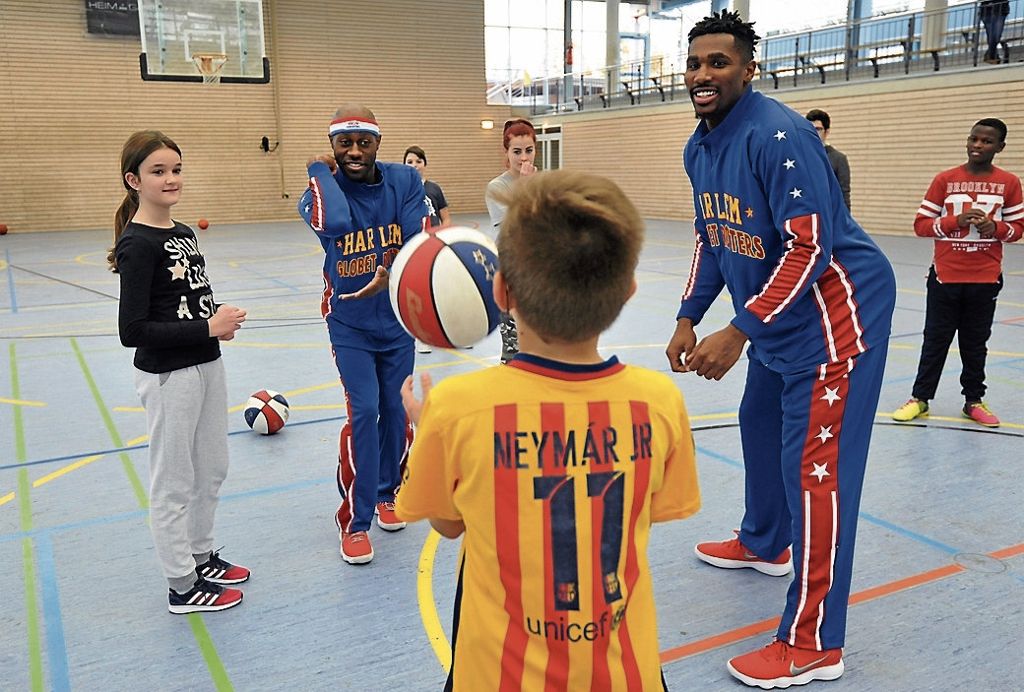 Die Harlem Globetrotters verstehen es, selbst einen ausgewiesenen Fußball-Fan wie diesen Nachwuchs-Neymar für den Basketballsport zu begeistern.