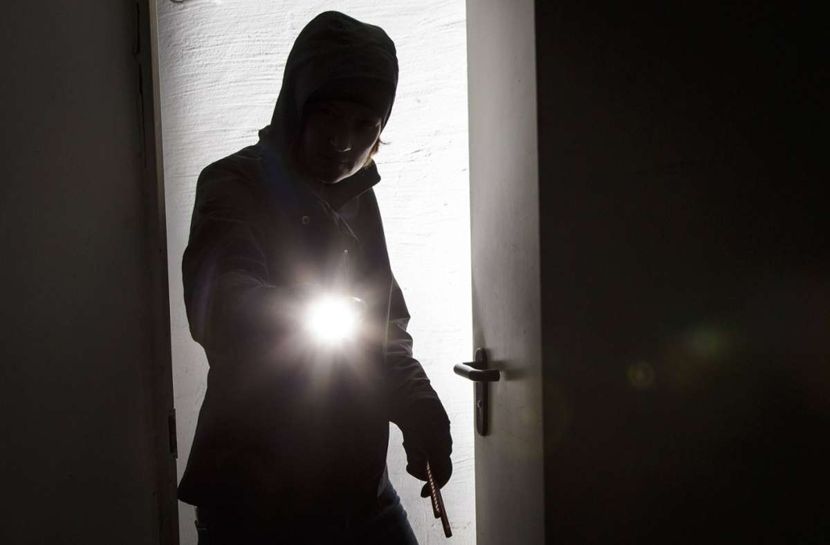 Polizei in Neuffen: Dreiste Einbrecher durchsuchen Haus  – bis Bewohnerin Licht einschaltet