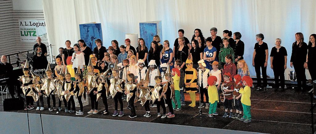 Von Überalterung keine Spur mehr: Der Gesangverein Frohsinn präsentiert sich beim Familienkonzert mit Kinder-, Jugend- und Frauenchor überaus vital. Foto: Stotz