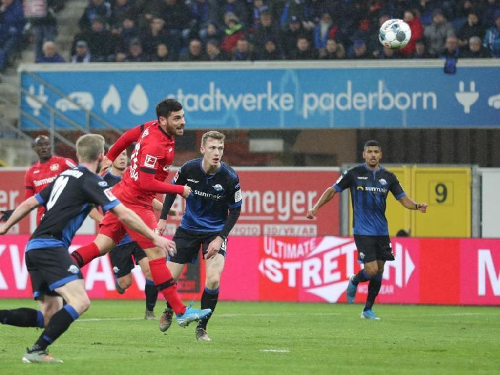 Kevin Volland trifft per Kopfball zur Leverkusener 1:0-Führung gegen den SC Paderborn. Foto: Friso Gentsch/dpa
