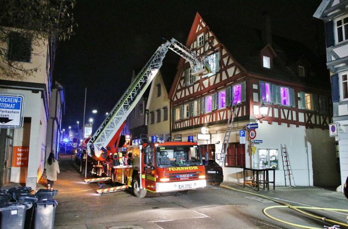 Feuer in Schorndorf: Zwölf Verletzte bei Brand in Mehrfamilienhaus