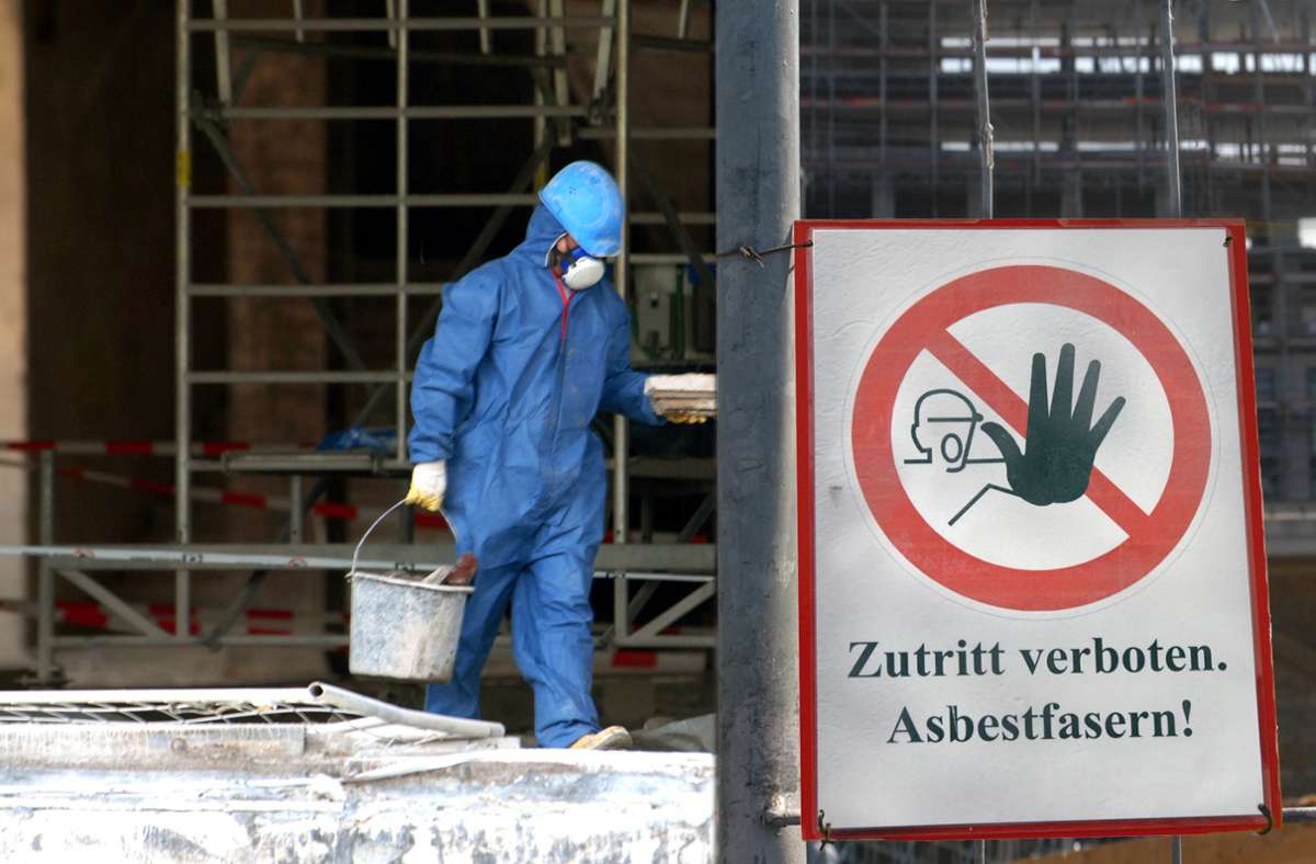 Asbestfasern bedrohen auch Heimwerker: Tödliche Gefahr beim Hausumbau