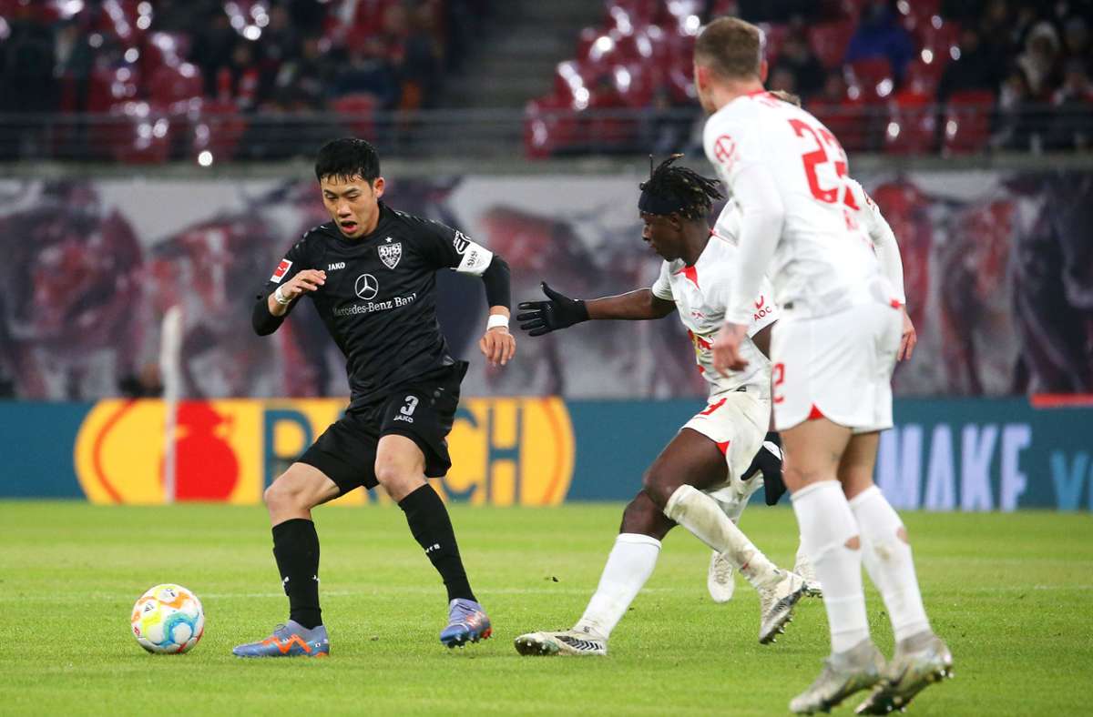 Das vermeintliche Foulspiel von VfB-Kapitän Wataru Endo (links) sorgte für hitzige Diskussionen.