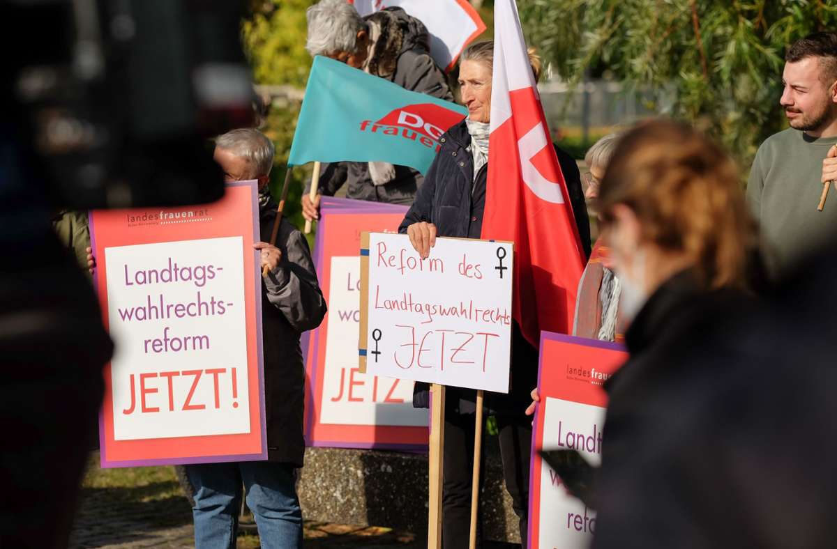 Am Donnerstag haben Vertreterinnen des Landesfrauenrats, von DGB, Landesjugendring, Grüner Jugend und Jusos in Stuttgart protestiert. Foto: Lichtgut/Max Kovalenko