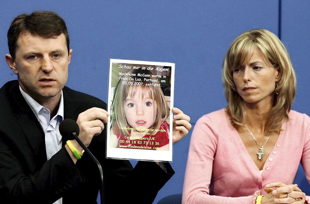 Kate und Gerry McCann zeigen bei einer Pressekonferenz ein Foto ihrer Tochter Madeleine. Das Mädchen verschwand  am 3. Mai 2007 aus einer Ferienwohnung im portugiesischen Praia da Luz. Die Polizei geht nun von Mord aus und hat einen Tatverdächtigen.