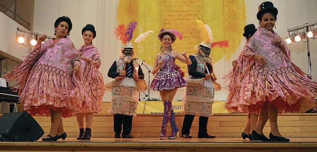 Die bolivianischen Tänzerinnen und Tänzer von „Kantuta“ beeindrucken mit ihrer Fröhlichkeit und ihren bunten, fremdartigen Kostümen. Foto: von Leesen