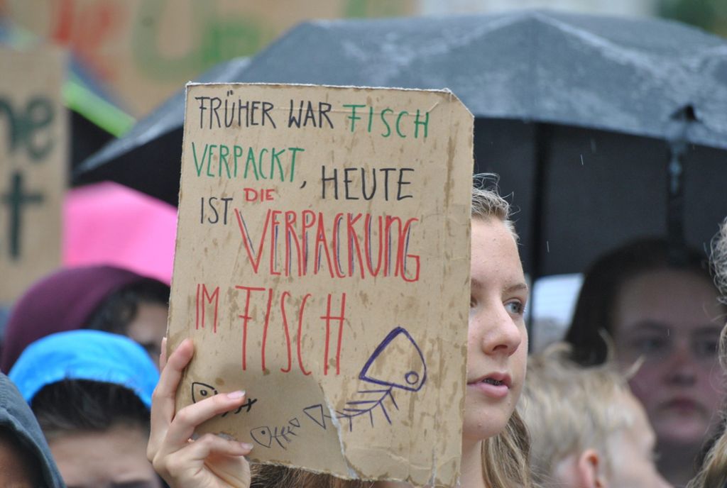 Klimaschutzforderungen an OB Bolay übergeben: 1500 Schüler bei Demo in Ostfildern