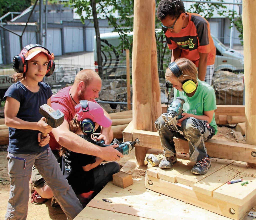 ES-ZELL:  Neuer Platz entsteht in der Staufeneckstraße - Esslinger Ferienprogramm bezieht Kinder in die Arbeiten ein: Kinder helfen beim Spielplatzbau