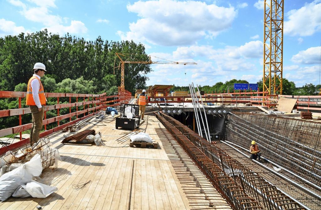 Wendlingen: Auf Augenhöhe mit der Autobahn - Arbeiten an Neckartalbrücke für S21-Trasse nach Ulm kommen voran: Wendlinger ICE-Brücke im Zeitplan