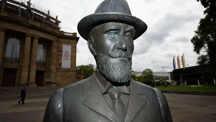 König-Wilhelm-Statue steht vor der Oper