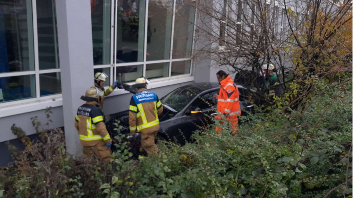 Nach einer unkontrollierten Irrfahrt des Autos war Schluss an der Wand eines Bürogebäudes.