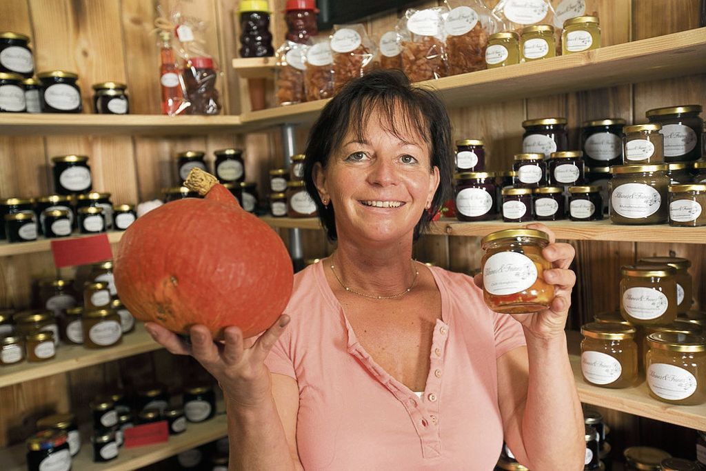 Rhabarbersirup, Rotweinnüsse und Curry-Ingwerquitten stellt Ursula Haid selbst her. Im Spice Shop an der Kirchstraße in Neuhausen verkauft sie Selbstgemachtes  aus Naturprodukten. Vieles hat sie bei ihren Streifzügen im Wald und auf den Feldern gesammelt.: Apfelschnüre zum Naschen