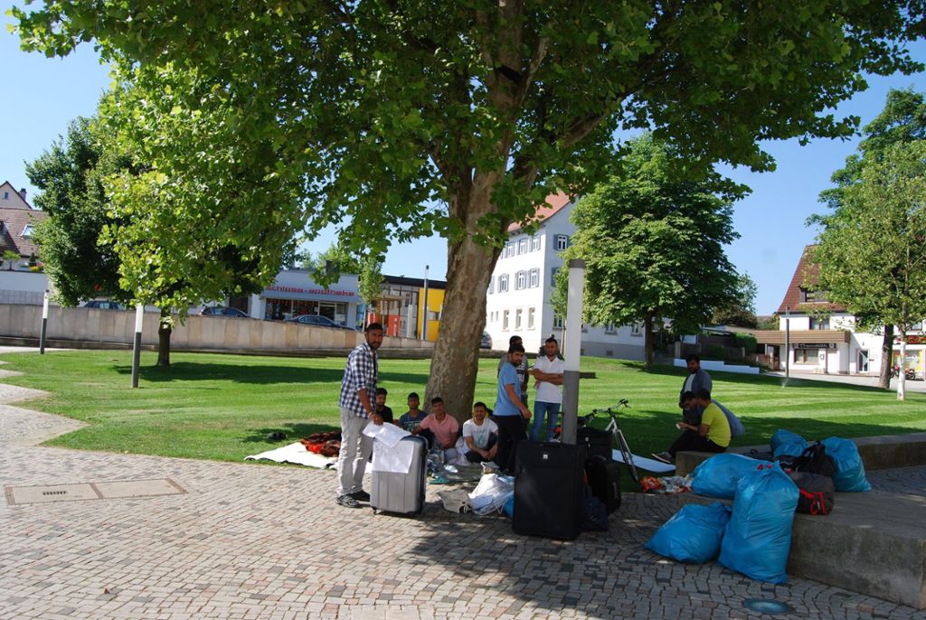 Bürgerinitiative kritisiert Neuhausen: Flüchtlinge übernachten vor dem Rathaus