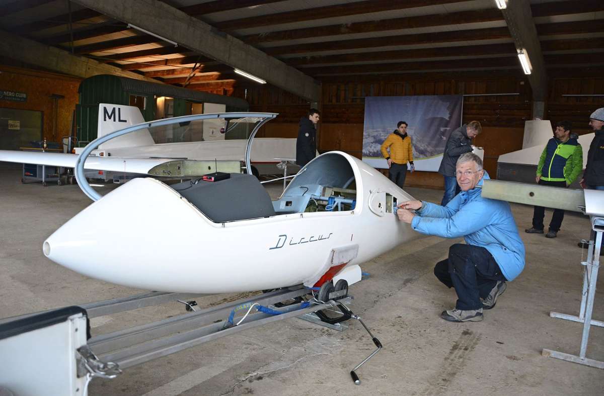 Der zweite Vorsitzende Frank Güntert entfettet vor der Prüfung den Ruderanschluss des Flugzeugs. Foto: /Philipp Braitinger