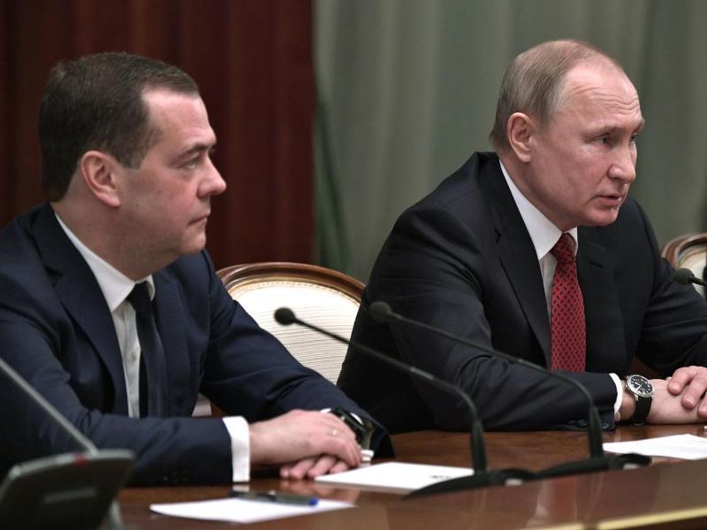 Russlands Präsident Wladimir Putin (r.) und Ministerpräsident Dmitri Medwedew bei einer Kabinettssitzung. Foto: Alexei Nikolsky/Sputnik/Kremlin Pool/AP/dpa