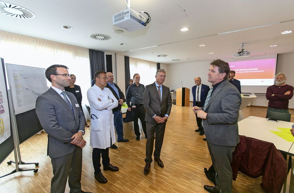 Mit einer Förderzusage von 28,5 Millionen Euro für die Sanierung der Medius Klinik kam Sozialminister Lucha (rechts) gestern nach Ruit.