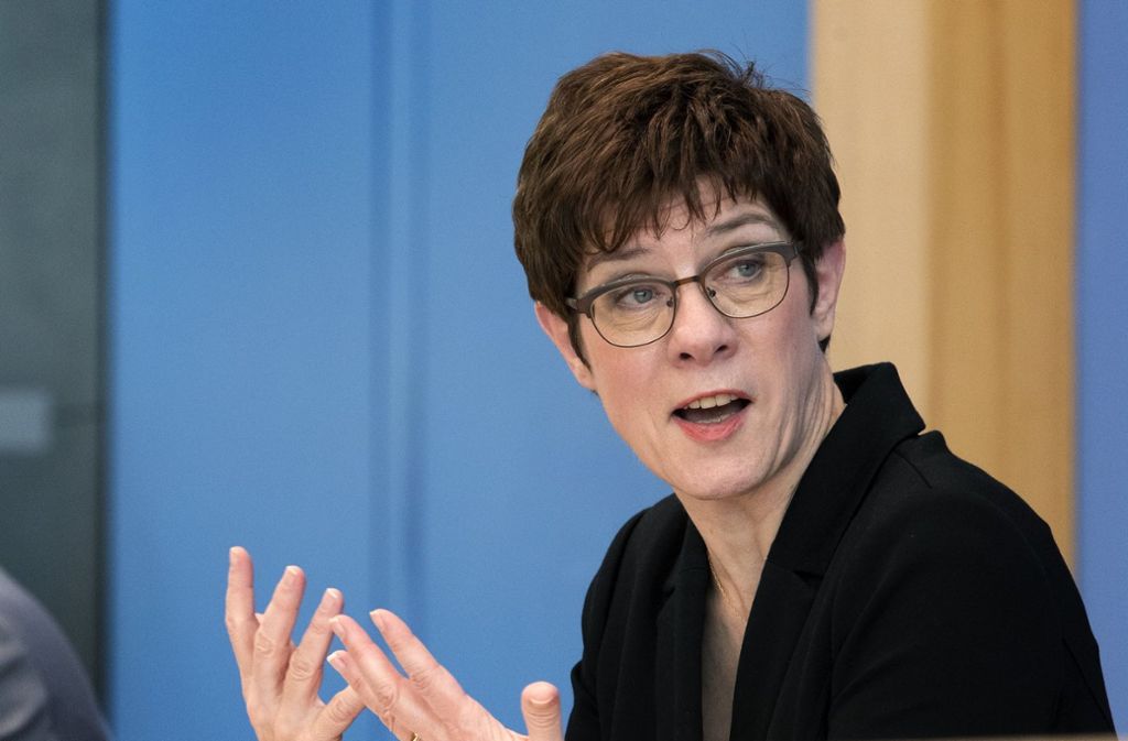 Verteidigungsministerin Annegret Kramp-Karrenbauer hat am Donnerstag umfangreiche Hilfe der Bundeswehr in einem „Worst case“-Szenario angeboten.