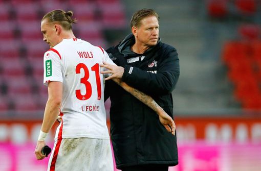 Kölns Trainer Markus Gisdol (rechts) bedankt sich nach dem Spiel bei Marius Wolf. Foto: dpa/Thilo Schmuelgen