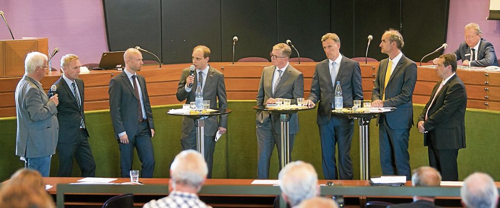 Moderator Theo Rombach (links) befragt Vertreter von Hochschulen, Handwerk und Industrie sowie die beiden Gastgeber, KSK-Vorstand Burkhardt Wittmacher (3. von rechts) und Landrat Heinz Eininger (4. von rechts). Foto: Bulgrin