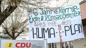 Klimaaktivisten bringen Banner an CDU-Gebäude an