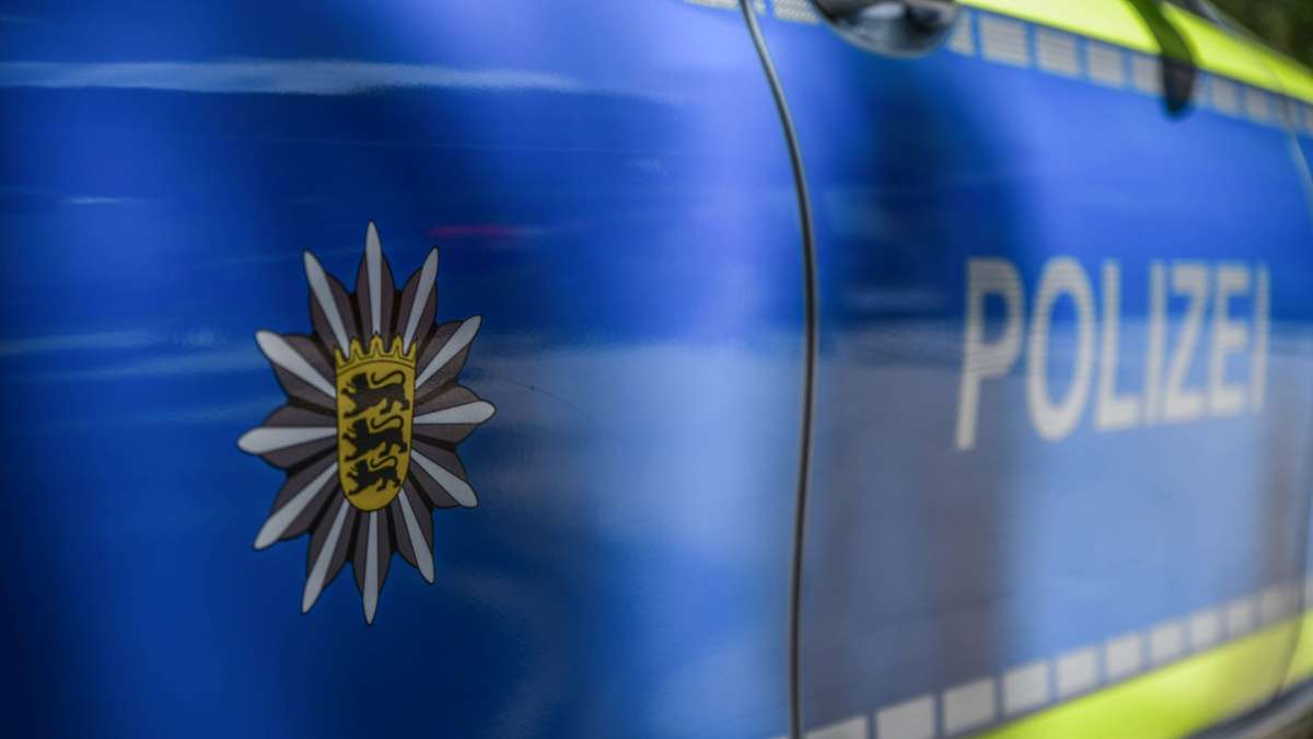 Unfall an Tankstelle: Auto rollt in Nürtingen auf die Straße – Frau verletzt