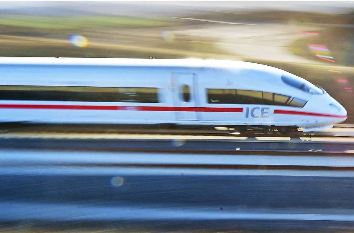 ICE in Richtung Stuttgart: Schottersteine auf Gleise gelegt – Zug kann nicht mehr stoppen