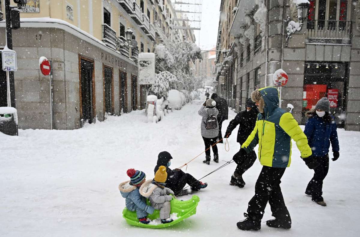 Neuschnee in Spanien: Die  Madrider feiern Fiesta   im Schnee