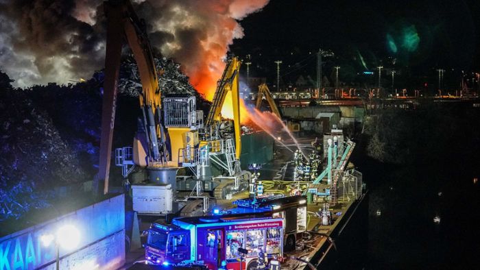 Feuer auf Schrottplatz: Akku löste wohl Großbrand im Plochinger Hafen aus