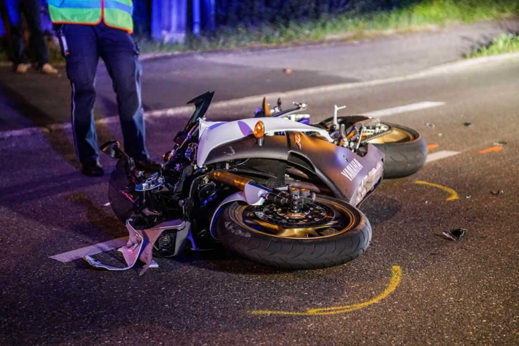 Ein verletzter Motorradfahrer nach Auffahrunfall in Esslingen