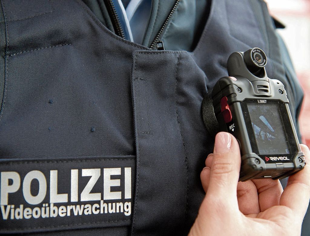 Bodycams sollen Polizeibeamte unter anderem vor Angriffen schützen: Zeitung: Strobl will Bodycam-Einsatz in Privaträumen
